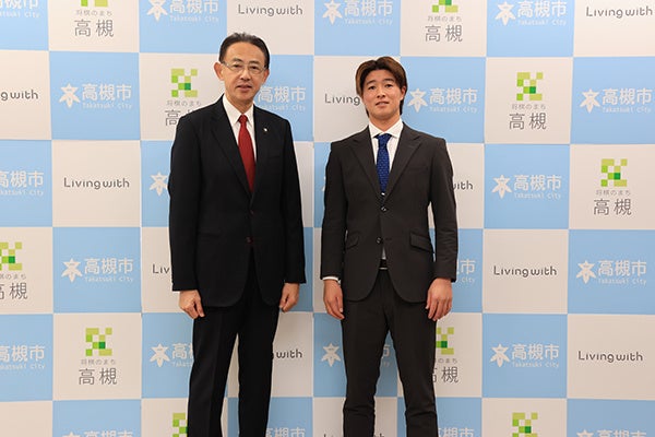 高槻市出身のプロ野球選手・オリックス・バファローズの河内康介さんが市役所を訪問