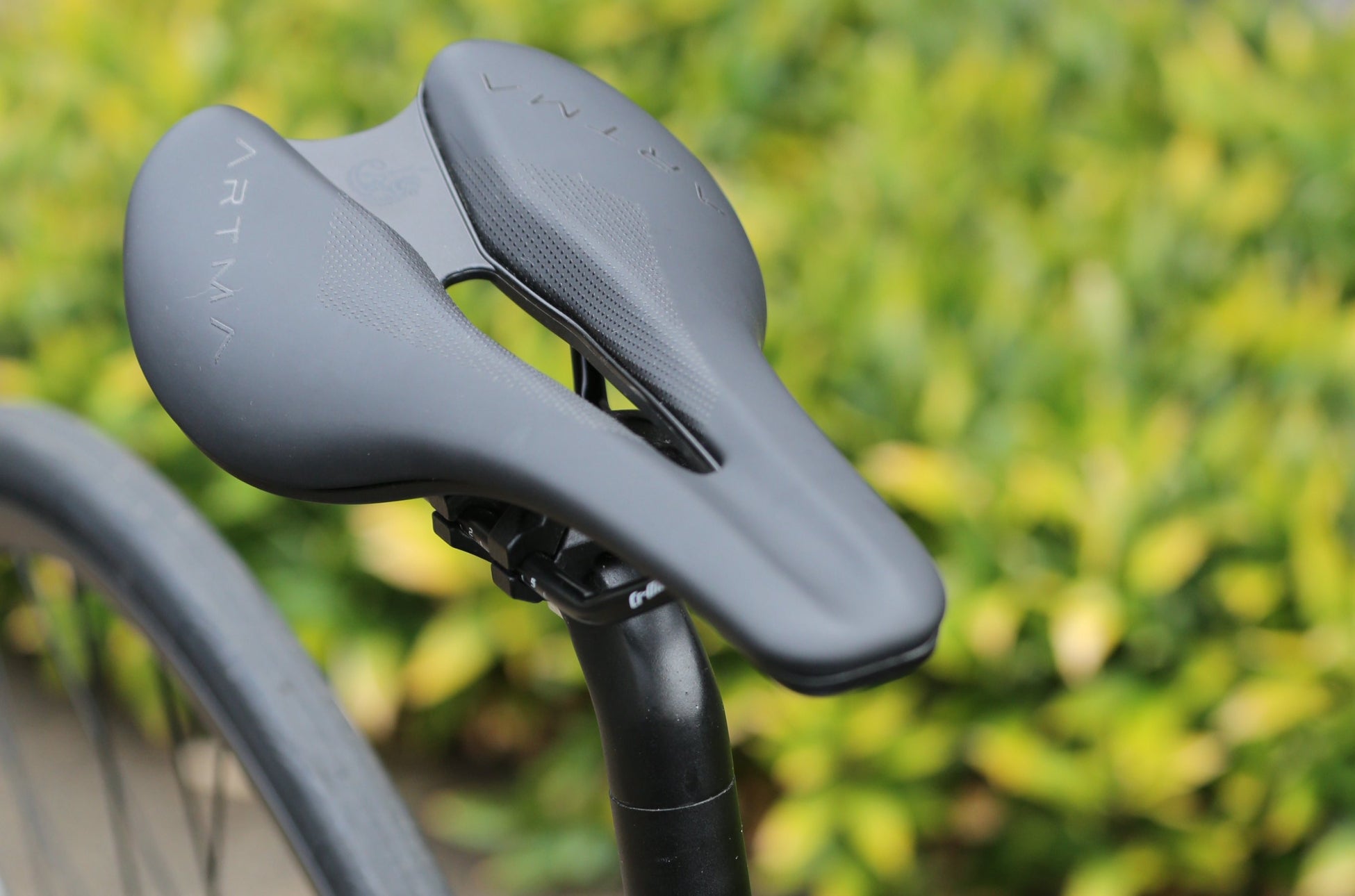 【元プロレーサー辻善光 監修】ARTMAブランドからサドルの発売が決定！