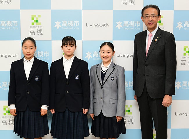 高槻市立中学校に在籍する3人がスケートの全国大会出場を市長に報告