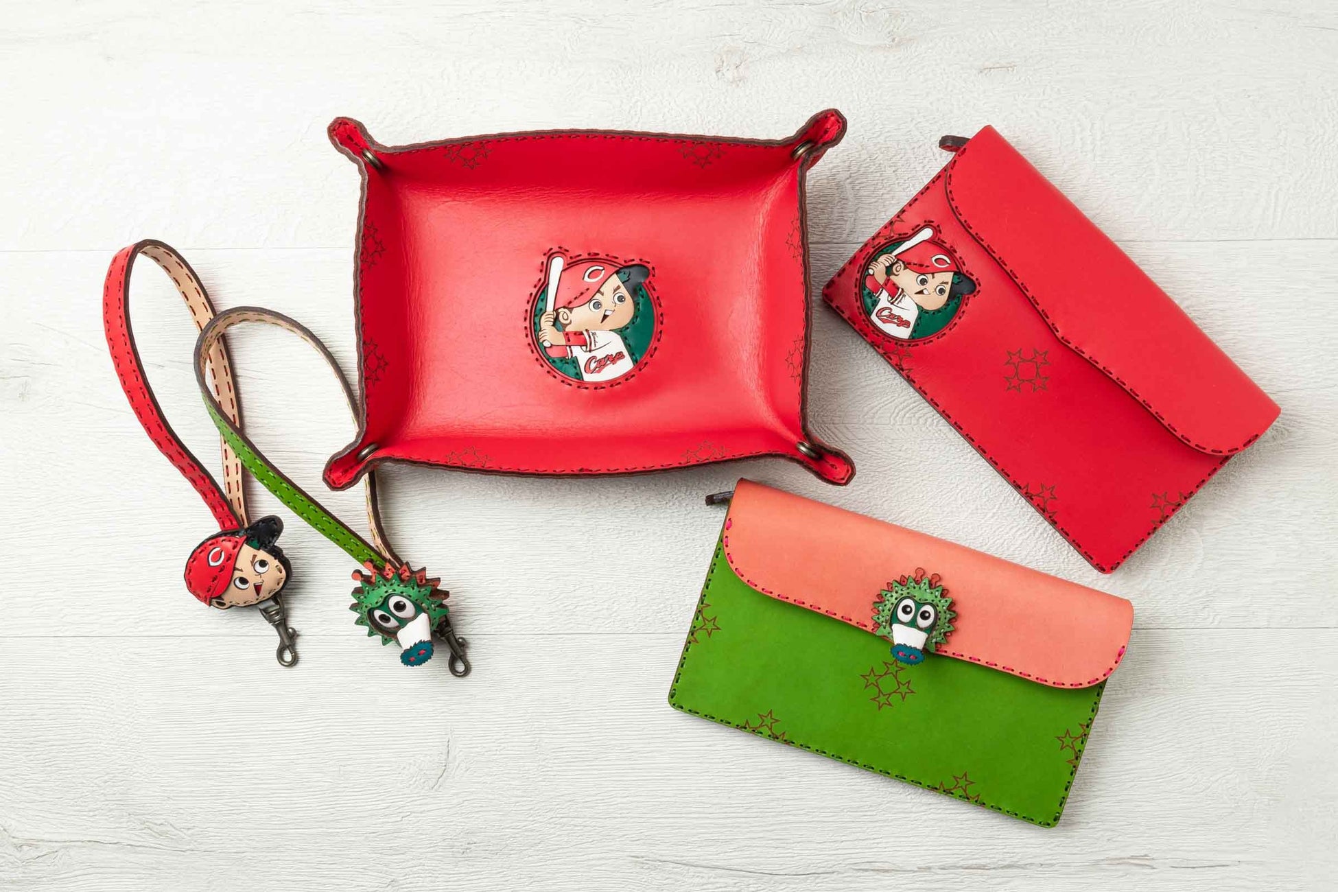 プロ野球球団「広島東洋カープ」とハンドメイドレザーブランド OJAGA DESIGN とのコラボレーションによる 新作レザーアイテムの登場です ＜新作＆復刻商品 全26アイテムが一挙に登場＞