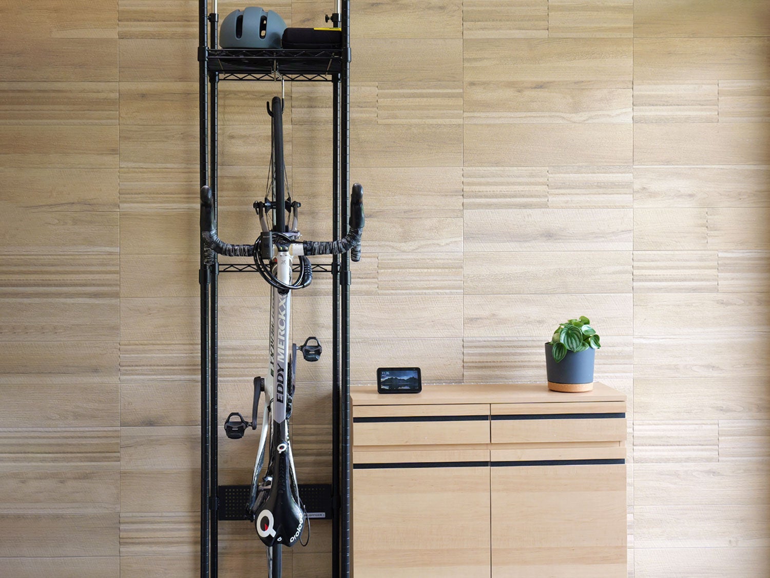 「地震に強い収納」を、もっと気軽に。省スペースで自転車を保管できる、8点支持の突っ張りラック「バイシクルハンガー2（DDS630-BK）」が新価格へ