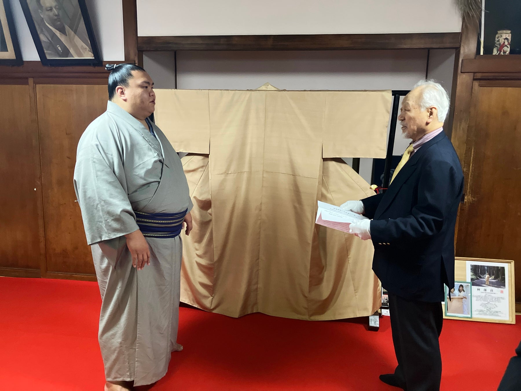 御嶽海関へ特別制作の着物を贈呈