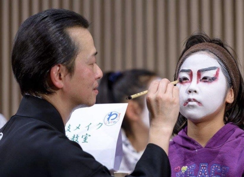 【こどもの休日の過ごし方】歌舞伎・隈取体験ツアー～伝統の世界へ！変身＆アクション体験～