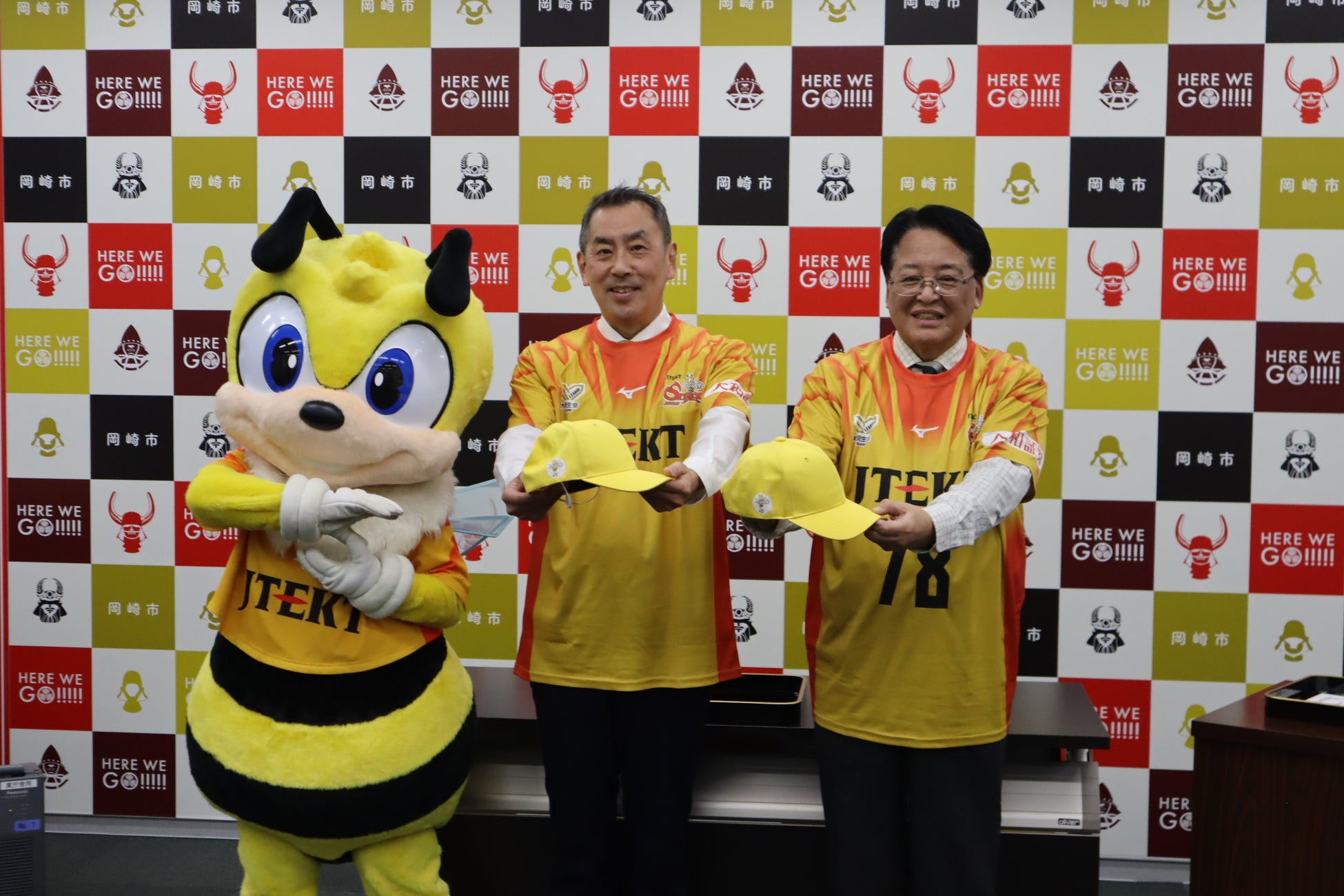 ジェイテクトSTINGS愛知デザインの通学帽子を岡崎市の新一年生へ寄贈