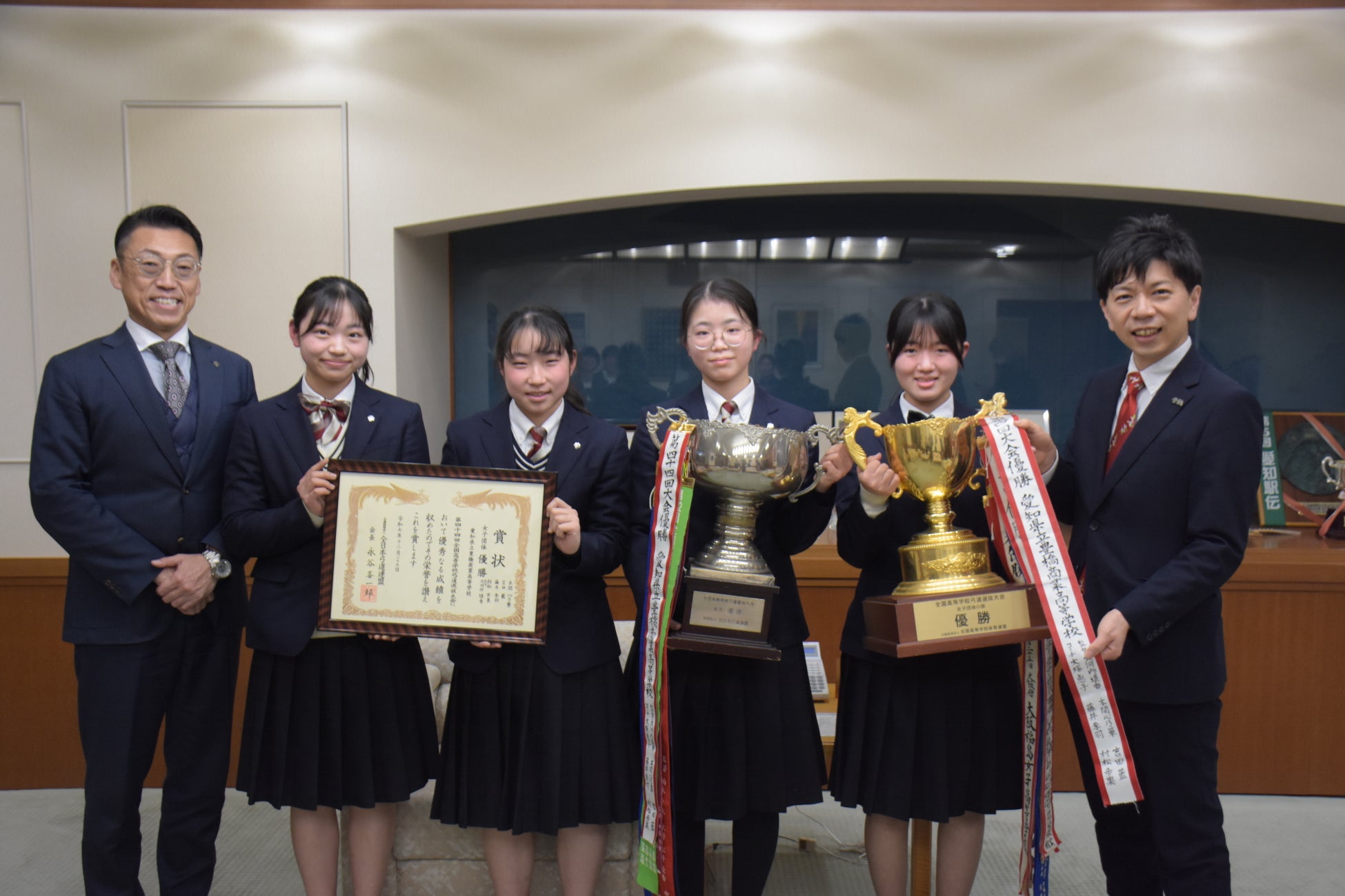 全国高校弓道選抜大会優勝！豊橋商弓道部、創部７１年目で初！！ー市長に報告ー