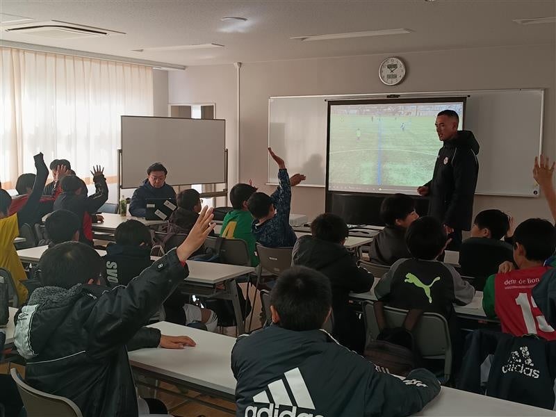 熊谷市「くまぴあ」で最先端の映像分析ツールを活用し“考える力を育む”NTT東日本埼玉事業部・RB大宮アルディージャ サッカー教室を開催！