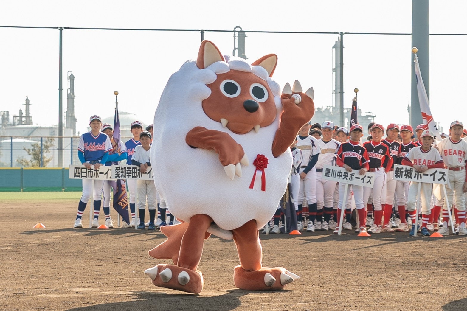 今年もウルフィが始球式に登場！小学生の硬式野球「ウルフィキャラバン少年野球大会」～メ～テレは夢を追う球児を応援します～