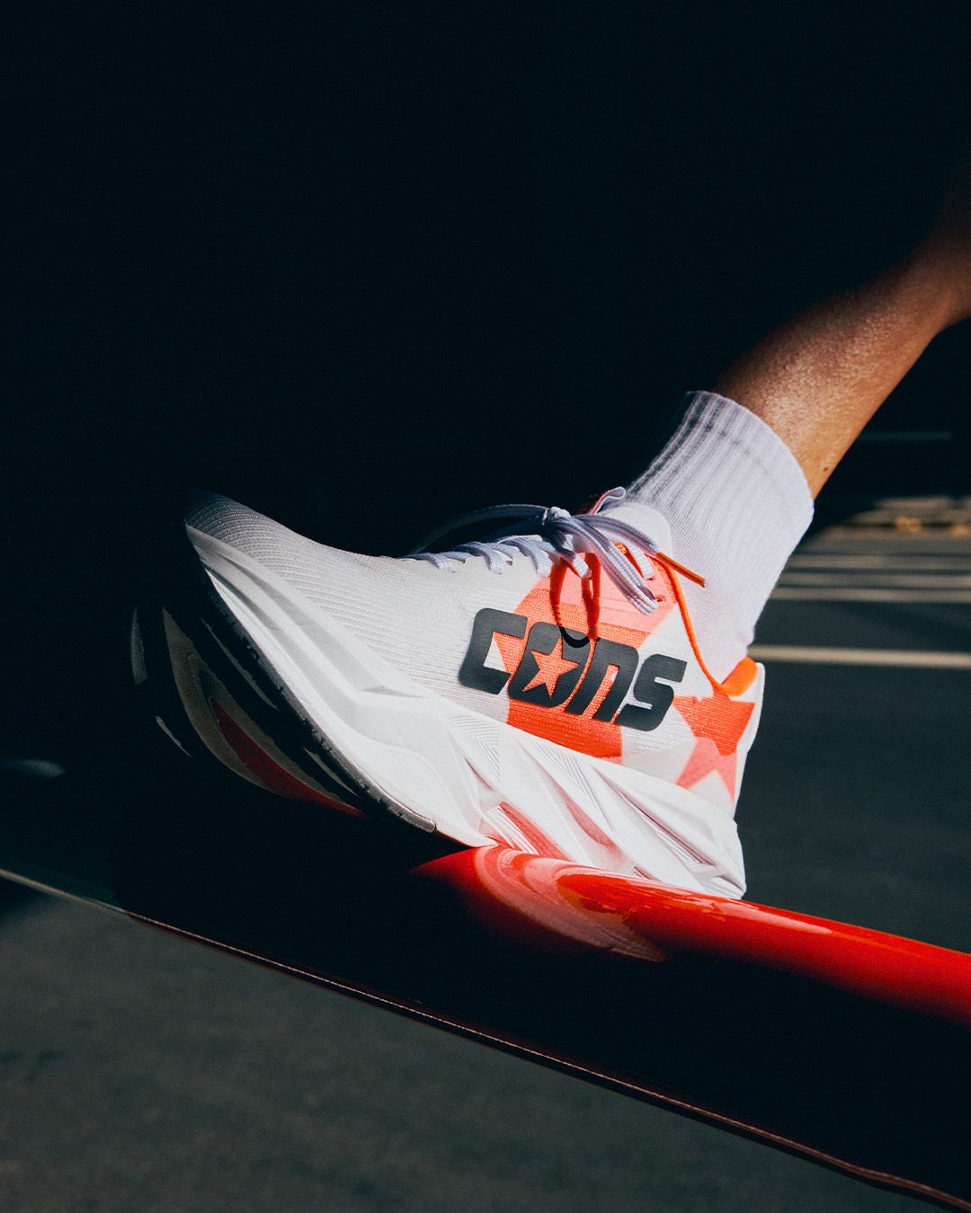 ブランド初の厚底モデル「CONS RUNBOUNCE / 3itsuka」が発売開始