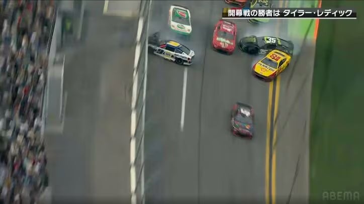 チェッカー寸前に上位陣が“ほぼ全滅”の多重クラッシュ「全員事故ってるじゃねーか！」｜前代未聞の珍事！ホイールナットの緩みに“他人のピット”で緊急対応