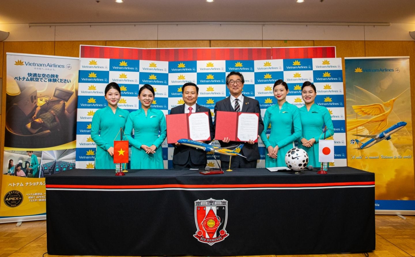 ベトナム航空、浦和レッズとプレミアムパートナー契約を締結 ～調印式を埼玉スタジアム2〇〇2にて開催～