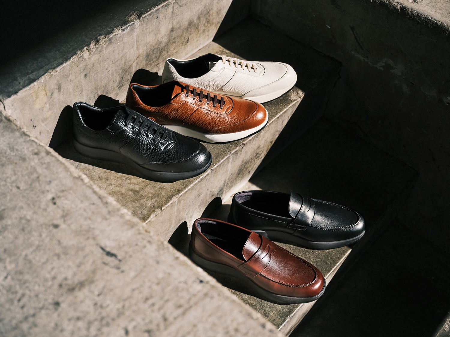 ASICS Walking「RUNWALK」シリーズからスーツスタイルにも合う気品をまとったドレススニーカー「RUNWALK TRAD SNEAKER」を発売