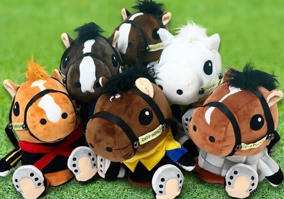イクイノックス、ディープインパクトら名馬6頭が、置いてもかわいい「ぬいぐるみ型ヘッドカバー」になって集結！