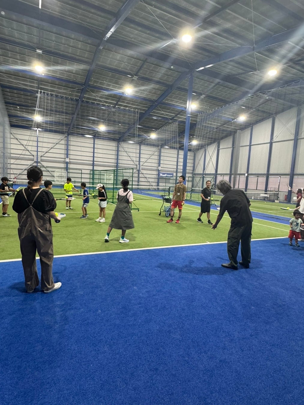 福岡・香椎照葉で3月15日(日)開催。インドアコート2面を開放する入場無料のマルシェとテニス体験