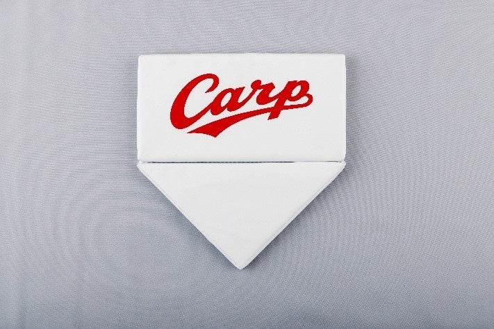 1880年に創業の老舗繊維企業が高級マットレス端材から“ホームベース型アップサイクルクッション”を開発、プロ野球で初の採用