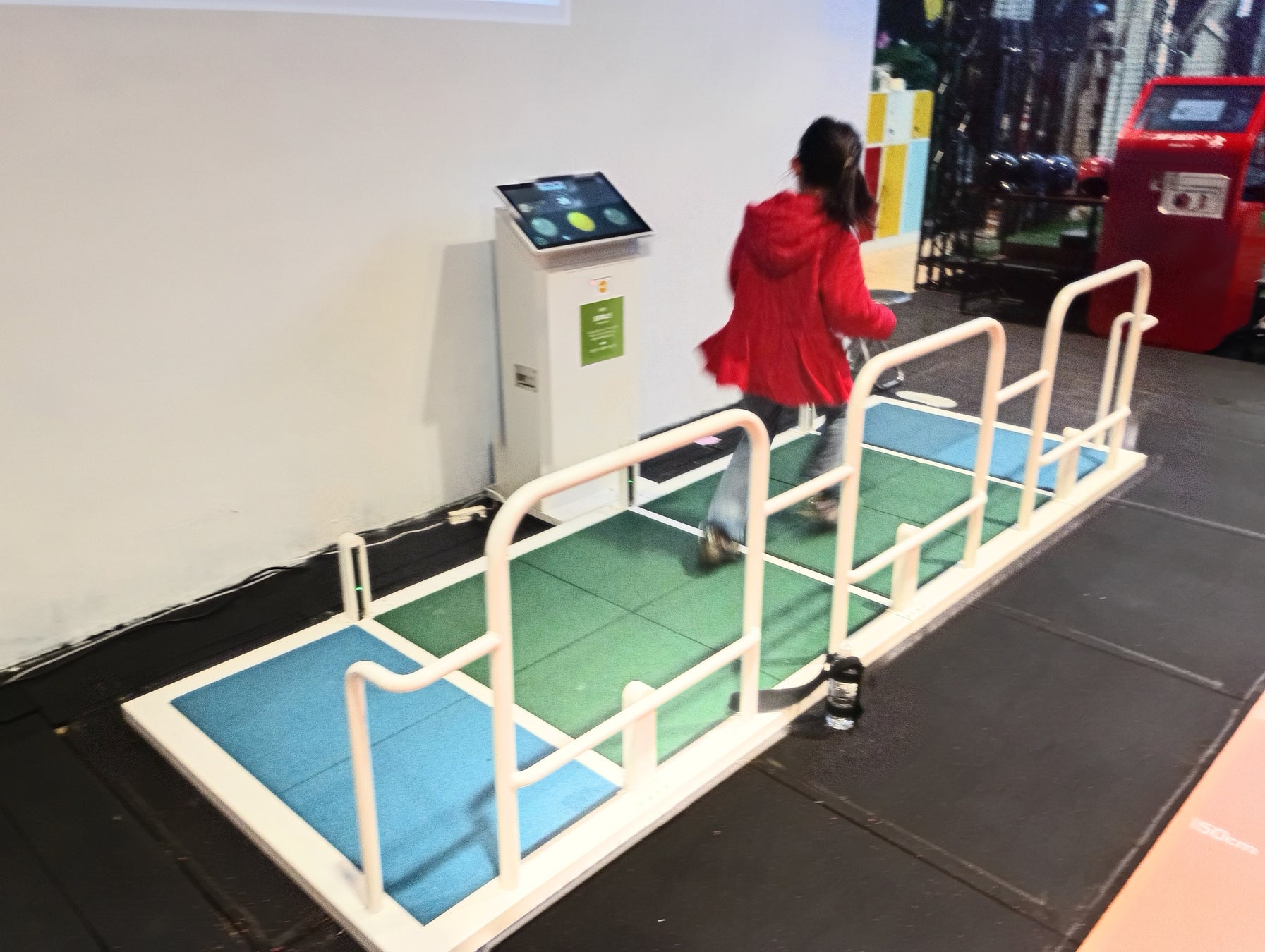 “反復横跳び”をアナログからデジタルへ。体育の定番を“熱中の体験”へ進化させる、デジタルスポーツ新製品「スマート反復横跳び」誕生。