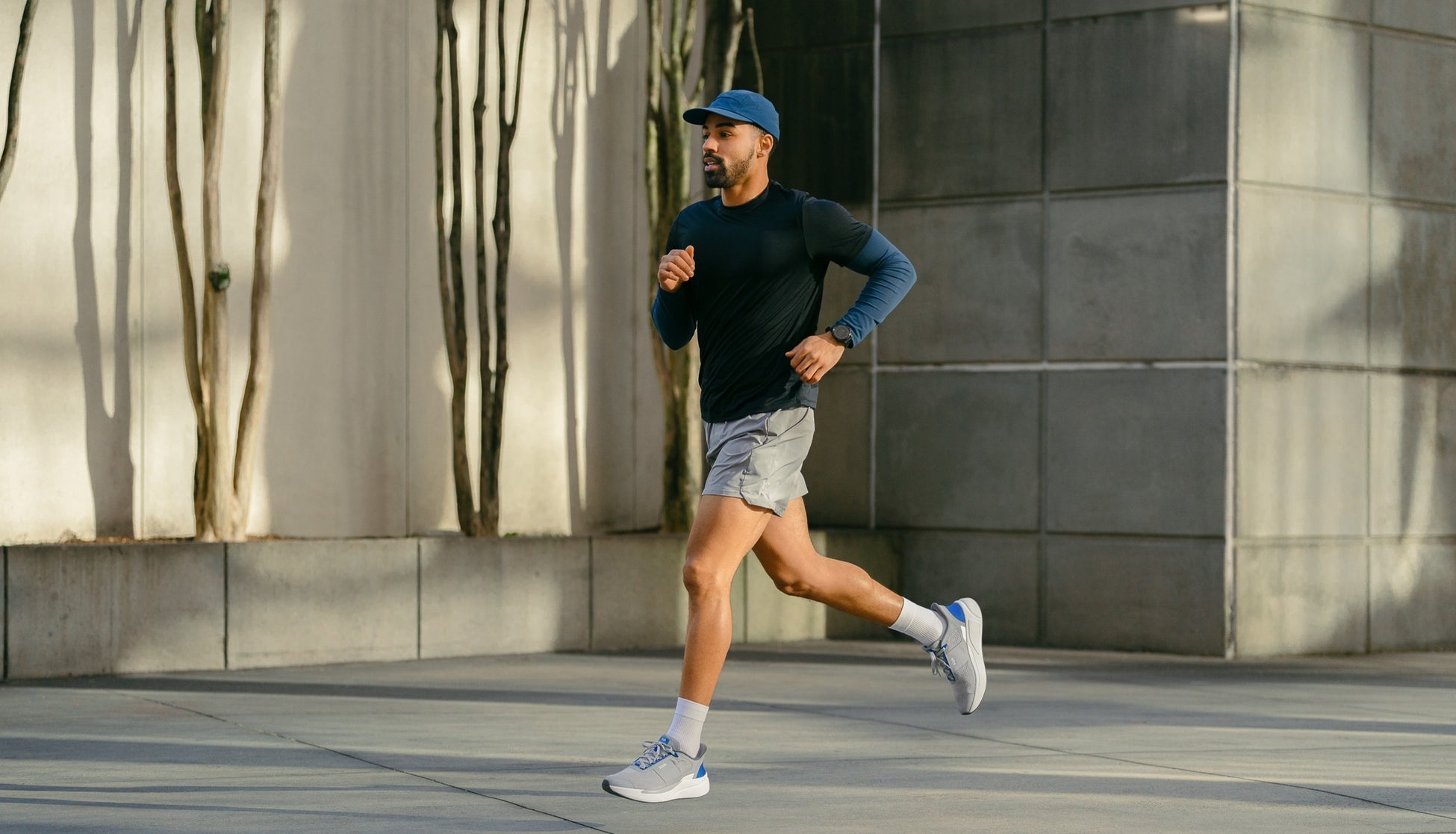 手を使わずに、そのまま走り出せる。走れるハンズフリーシューズ「FREEDOM RUN」新登場