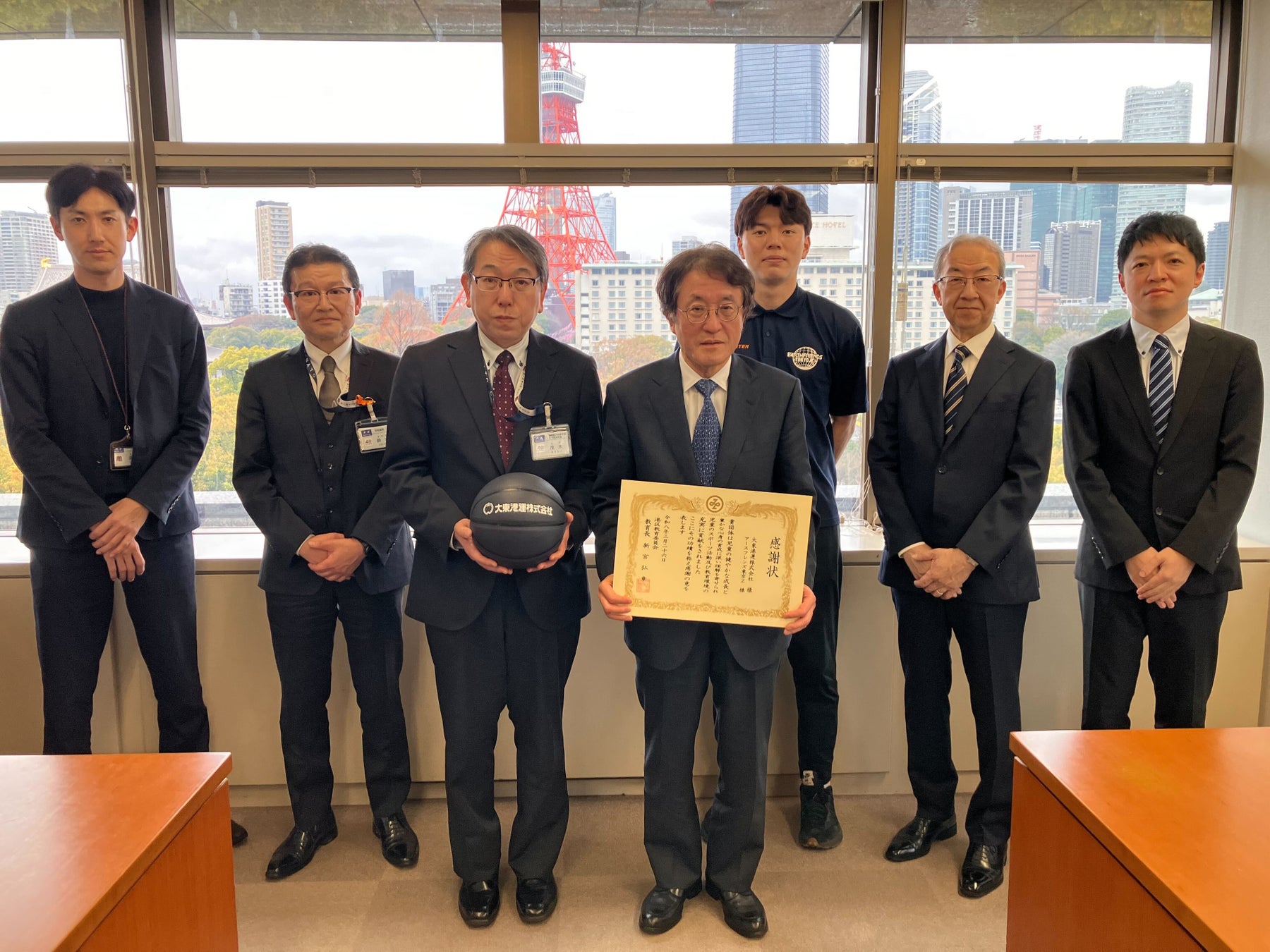 【スポーツを通じた地域貢献】大東港運とアースフレンズ東京Zが東京都港区の小学校にバスケットボール寄付