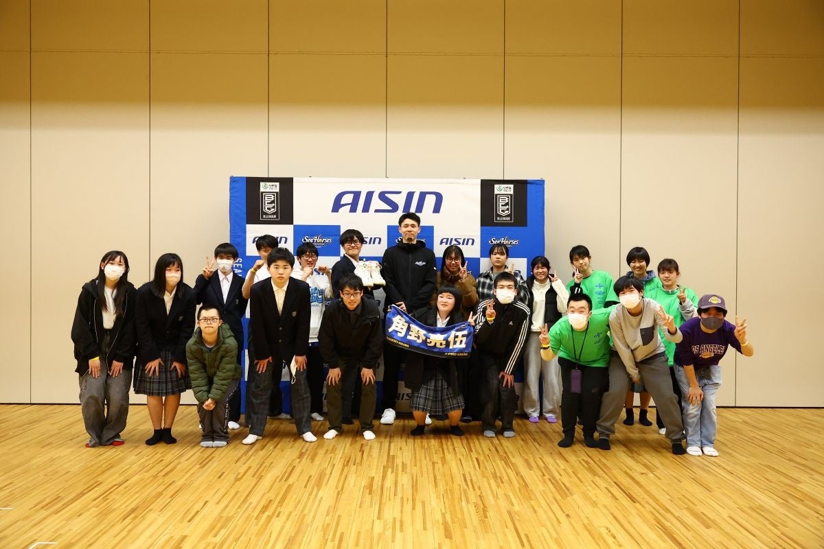シーホース三河＃18 角野亮伍選手の想いを形にした「角野シート」を開催。特別支援学校の生徒たちとバスケを通じた心温まる交流、試合後には笑顔あふれる座談会も