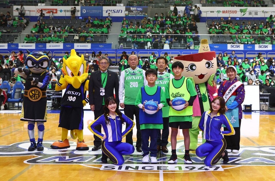 SDGsプロジェクト「Be With」の一環として、西尾市の小学校へバスケ用品を寄贈。シーホース三河とパートナー企業が手を取り、地域の未来を応援