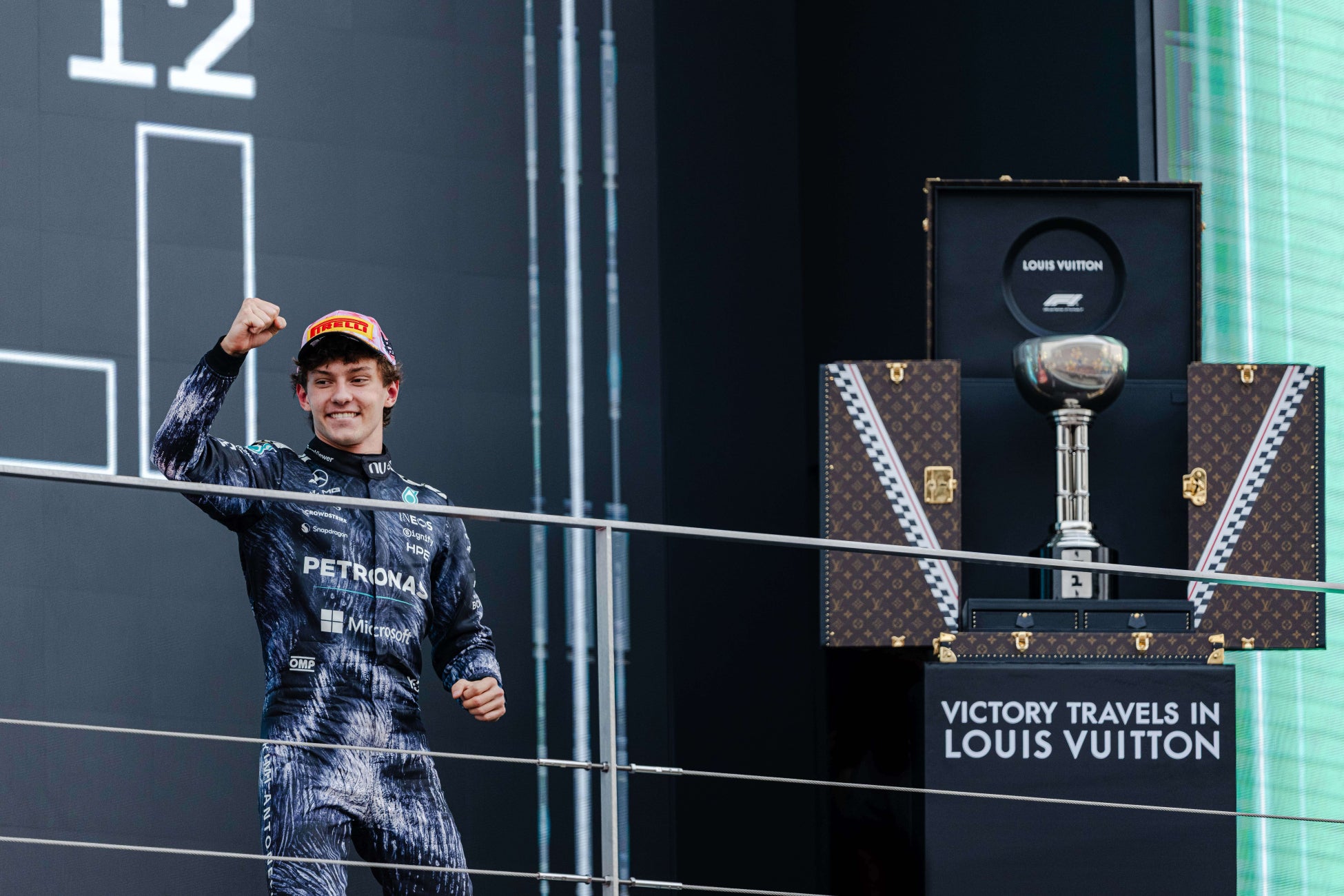 【ルイ·ヴィトン】フォーミュラ1® アラムコ 日本グランプリ 2026、アンドレア·キミ·アントネッリがルイ·ヴィトン トロフィー·トランクに収められたトロフィーを獲得