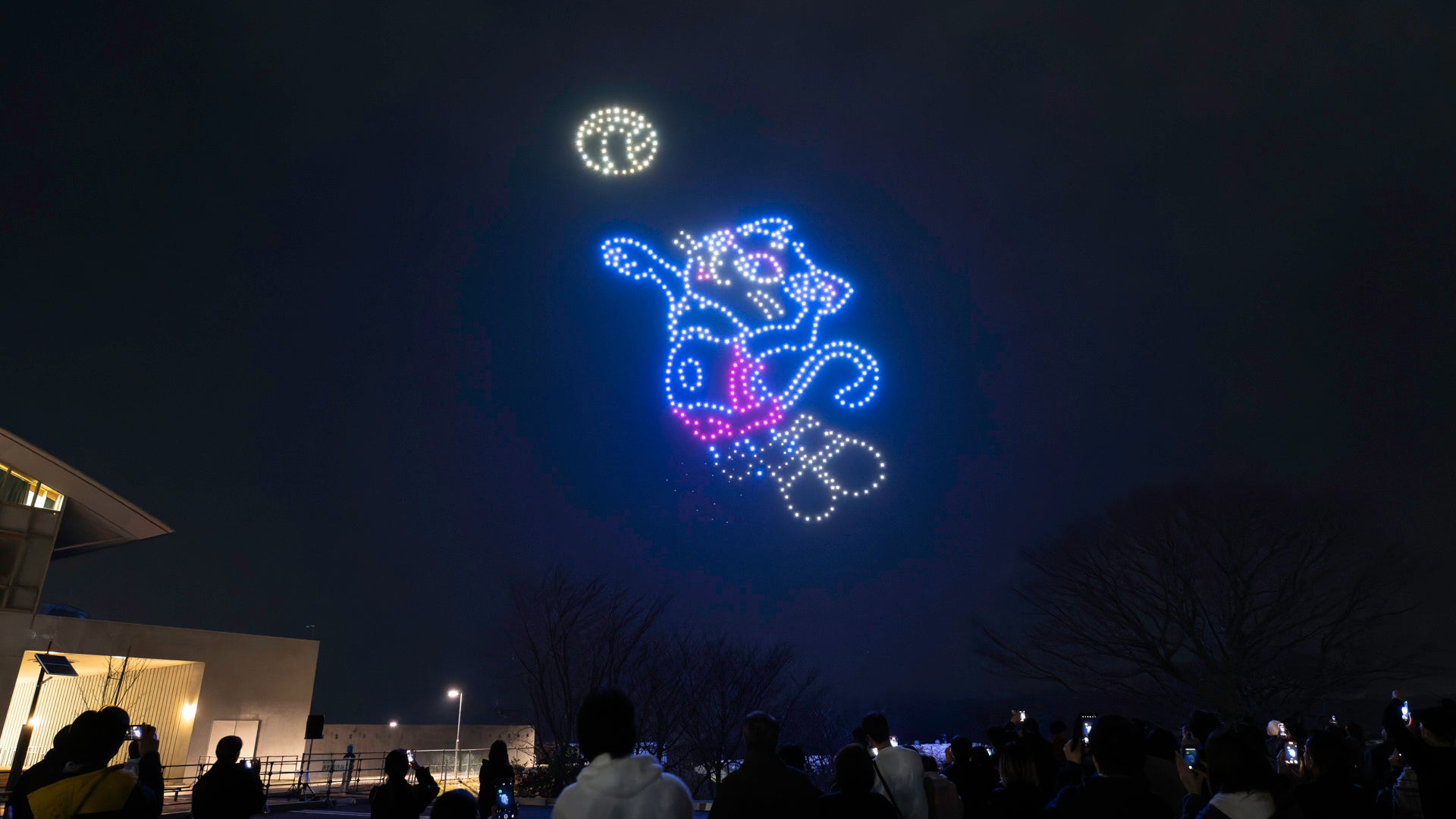 【PFUブルーキャッツ石川かほく】夜空に“ブルーニャ”！ホーム最終節で国内初のプロバレーボール×屋外ドローンショーを実施