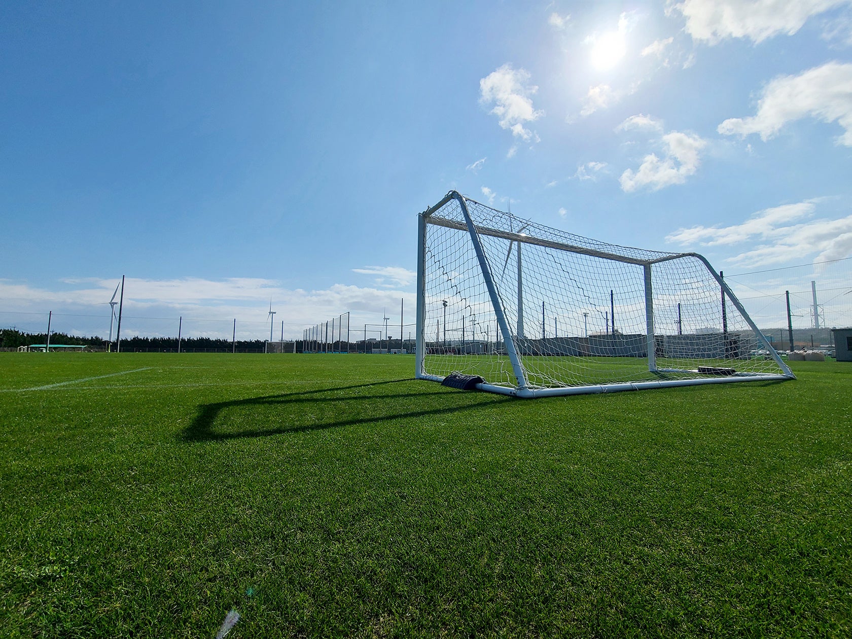 【鹿島アントラーズ】未来の選手たちへ繋ぐ“伝統のピッチ”。トップチームの天然芝を再利用した「ジュニア用トレーニンググラウンド」が完成、運用を開始