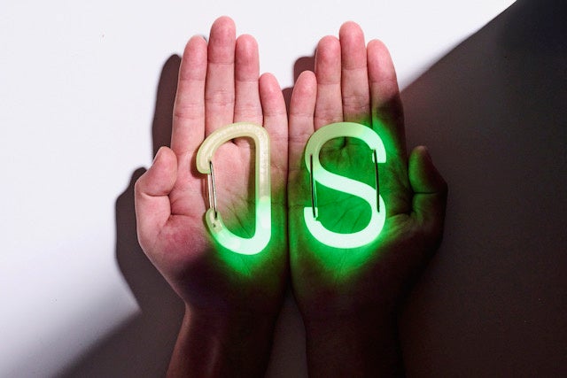 停電でも“迷わない”——電源不要で光るカラビナ、町工場が開発。Makuake第7弾で先行販売