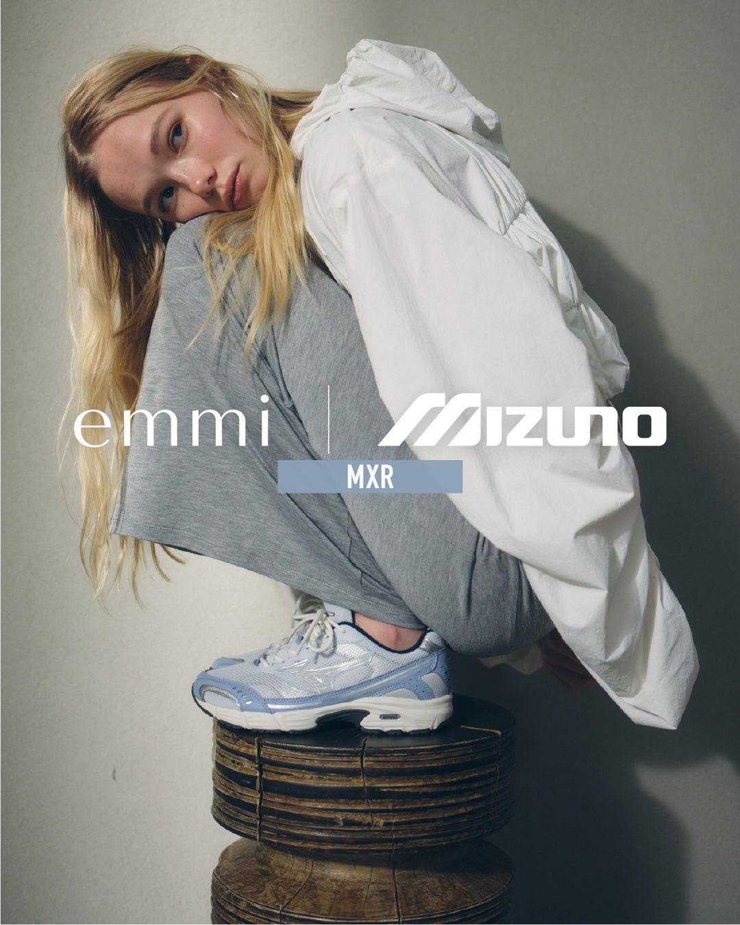 【emmi】 Mizuno(ミズノ)とのコラボレーション第2弾！ランニングの代表的モデルである「MXR」を初別注＜4月14日(火)12:00(正午)オンライン先行予約開始＞