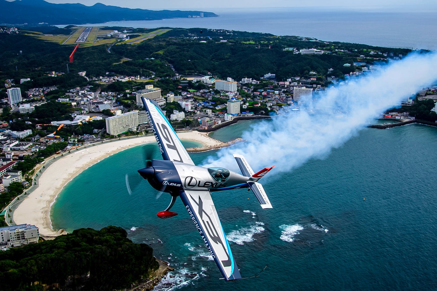 和歌山・白良浜でエアショー開催｜エアレース世界選手権 優勝パイロット・室屋義秀が2026年初フライトを披露！（4月25日）