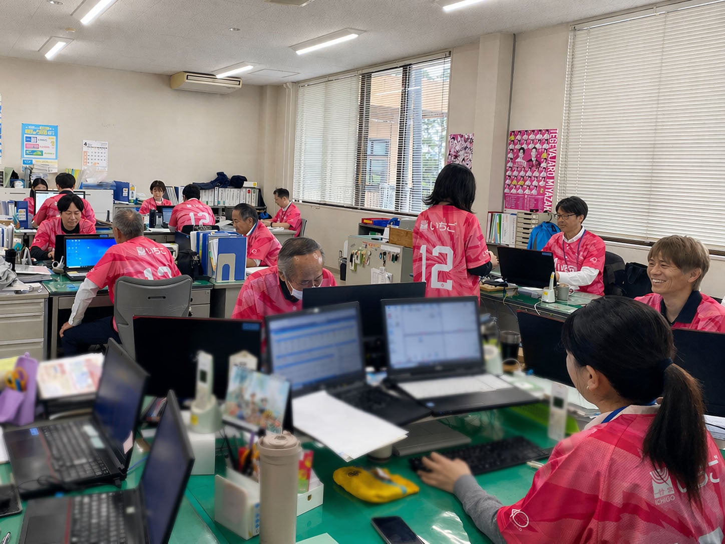 テゲ金＝金曜日は役場がピンクに染まる！