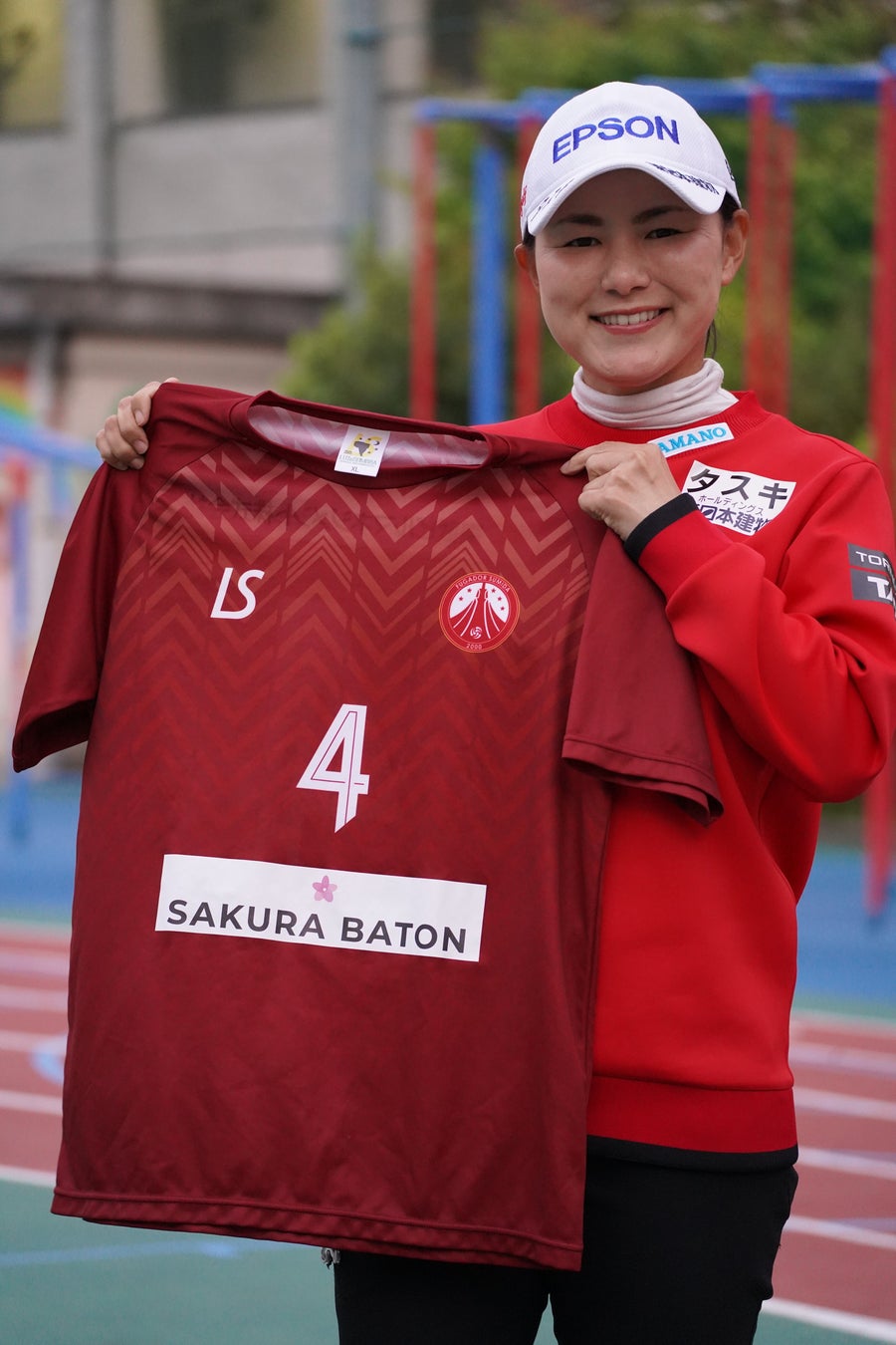 通算23勝・横峯さくらが「競技の枠」を越えた。フットサルFリーグ「フウガドールすみだ」全育成カテゴリーの胸スポンサーに就任