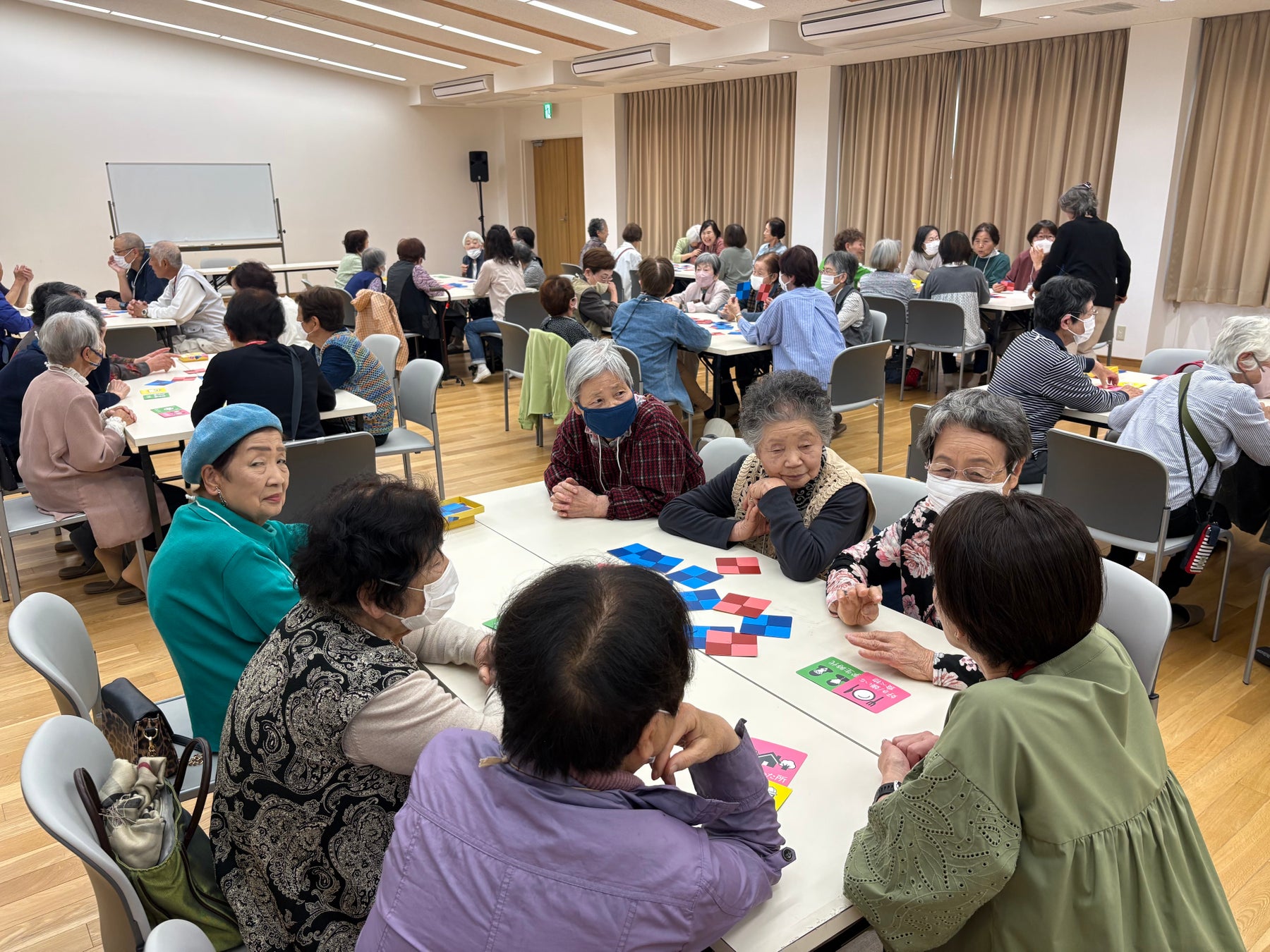 常滑市にて「懐話ふだ」を用いた認知症予防活動を実施！約50名の参加者と回想法で交流