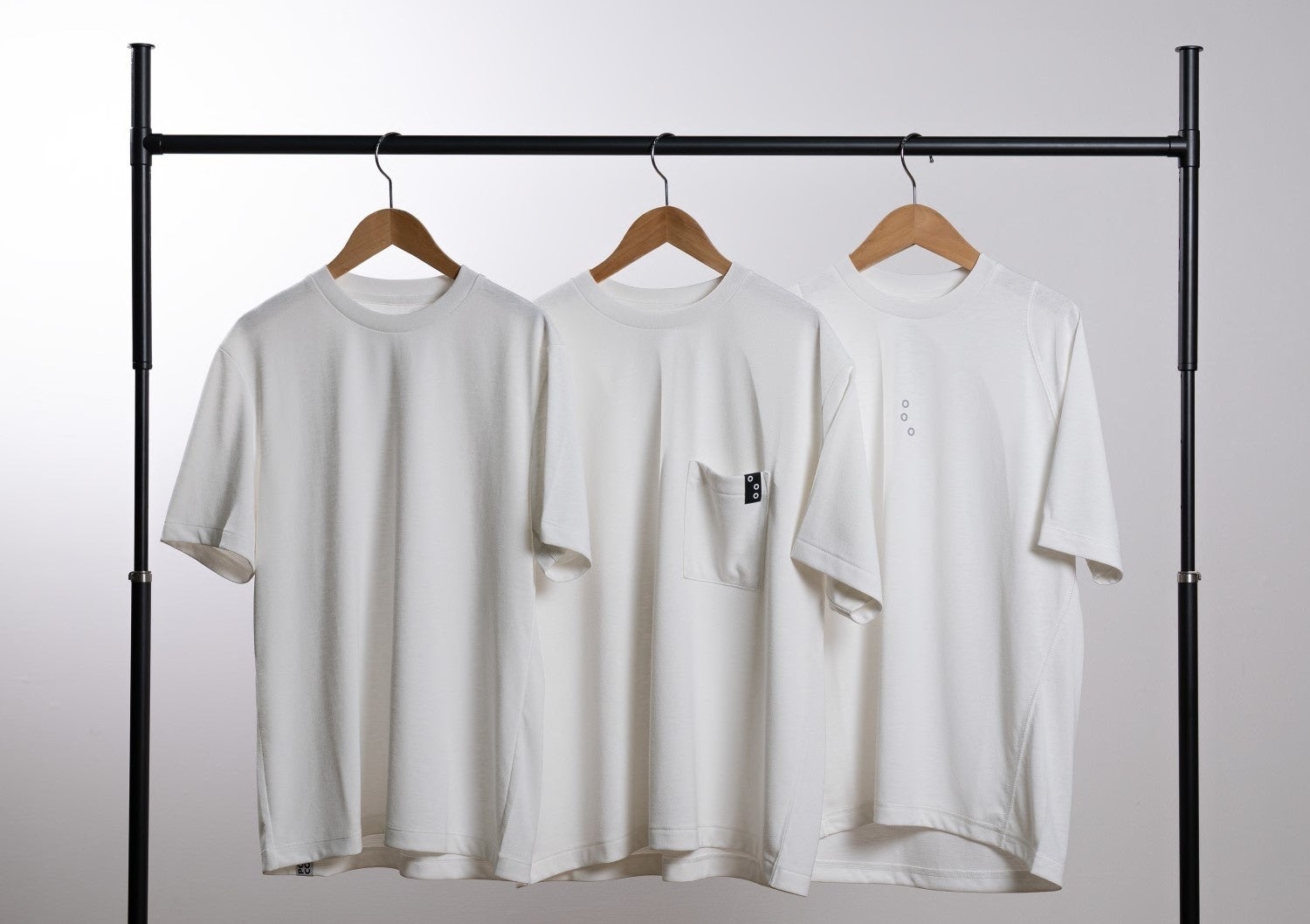 ”Tシャツの完成形”。綿のような風合いと高機能性を両立した「POLICOTT」Tシャツ3枚パックがMakuakeに登場！創業130年以上の繊維商社「田村駒」が本気で制作