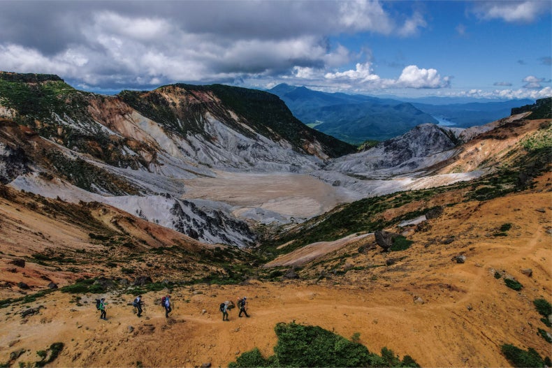 【2026/6/6（土）～7（日）】安達太良山の登山道保全＆巨大クレーターを巡る活火山トレッキングを開催！｜finetrack（ファイントラック）