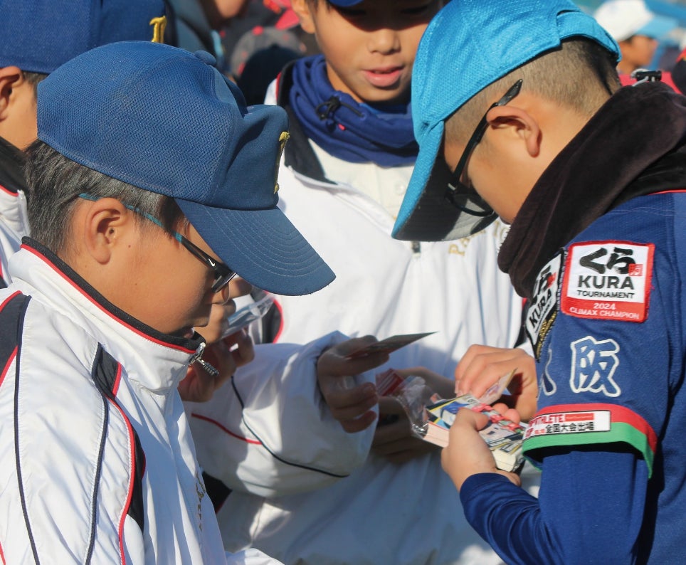 学童野球の全国大会「ポップアスリートカップ」に今年も協賛チームを超えた”カード交換”が子どもたちの一生の思い出に