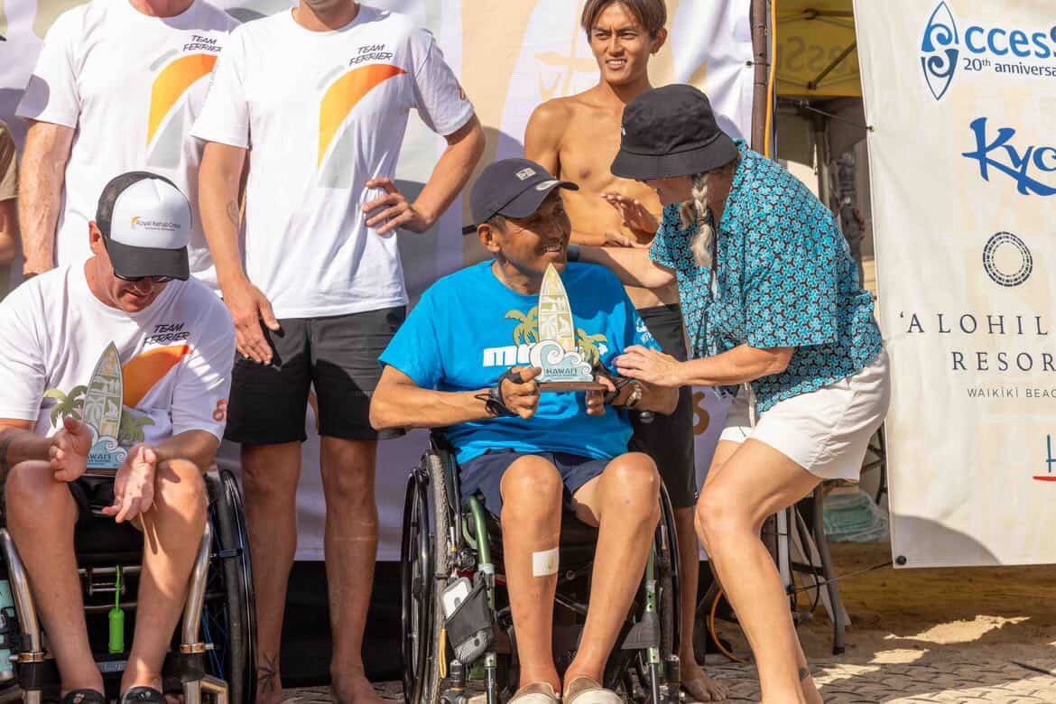 介助犬と生活をするパラサーファーの藤原智貴氏がハワイで開催された国際大会で優勝！