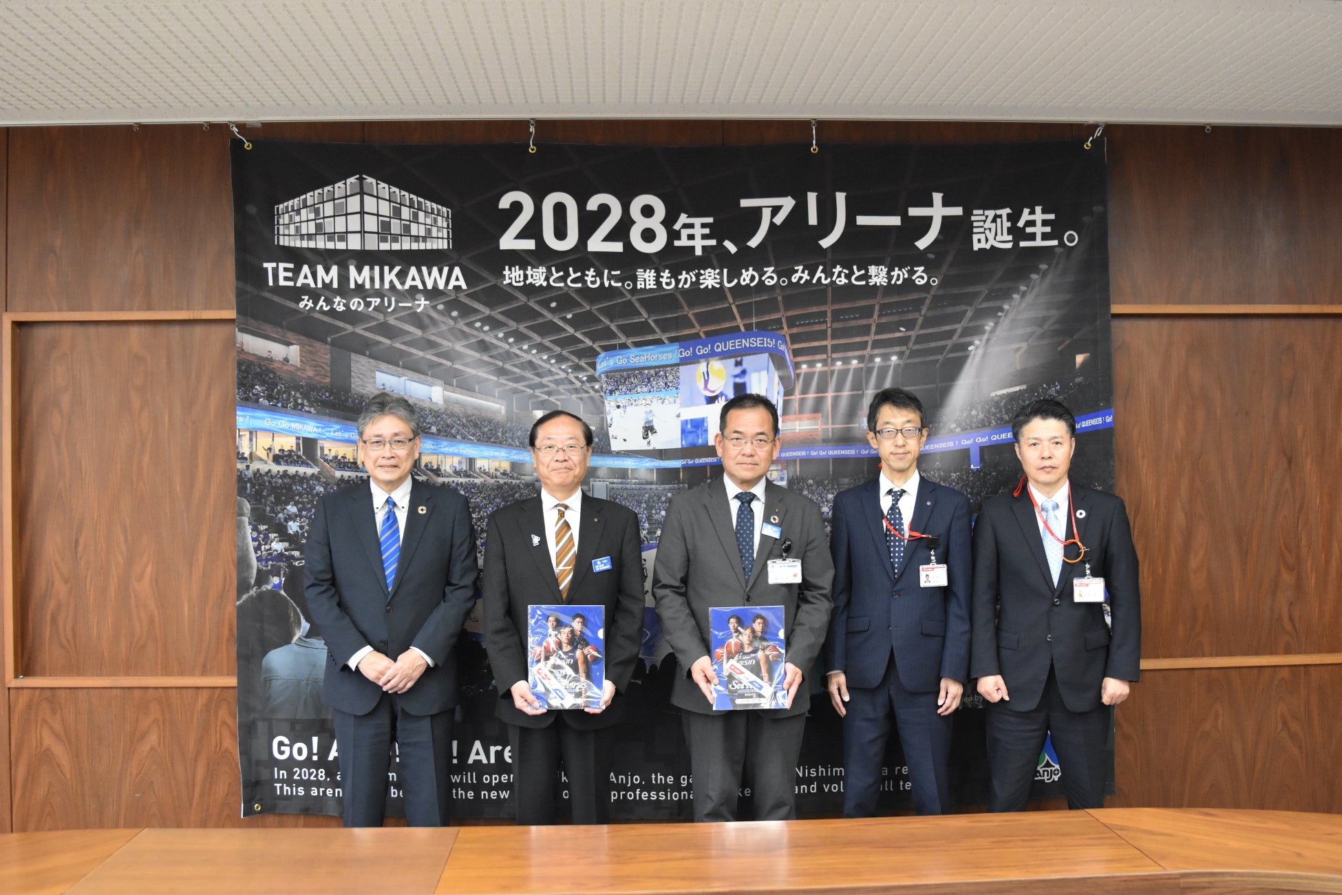身近な学用品からスポーツに親しむきっかけを。シーホース三河と日本郵便が安城市の新小学1年生にエコ定規などを寄贈、教育長らが出席