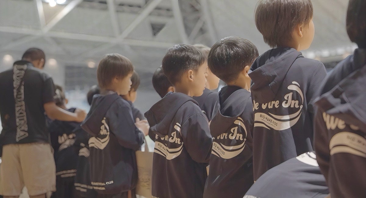 小学生がプロ選手と手をつなぎ、小田原アリーナのピッチへ湘南ベルマーレフットサル×マッケンジーハウス「We Are In. BIG WAVE KIDS」を開催