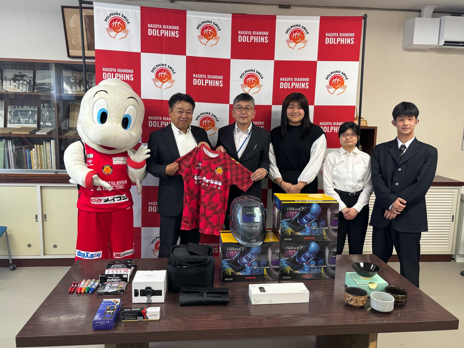 選手着用手話シャツ チャリティーオークションによる寄贈式の実施