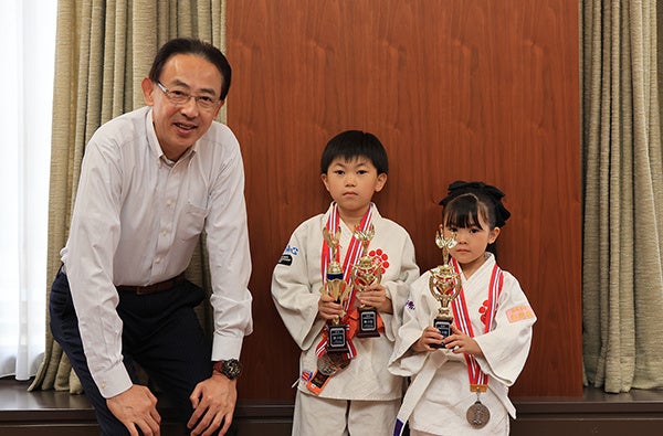 高槻市立芝生小3年生の田中結さんと1年生の莉彩さんが日本拳法の全国大会出場を市長に報告