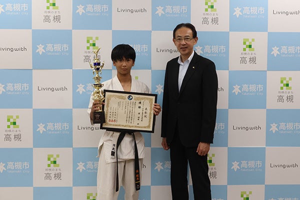 高槻市立第七中学3年生の濵煌我さんが空手道の全国大会優勝を市長に報告