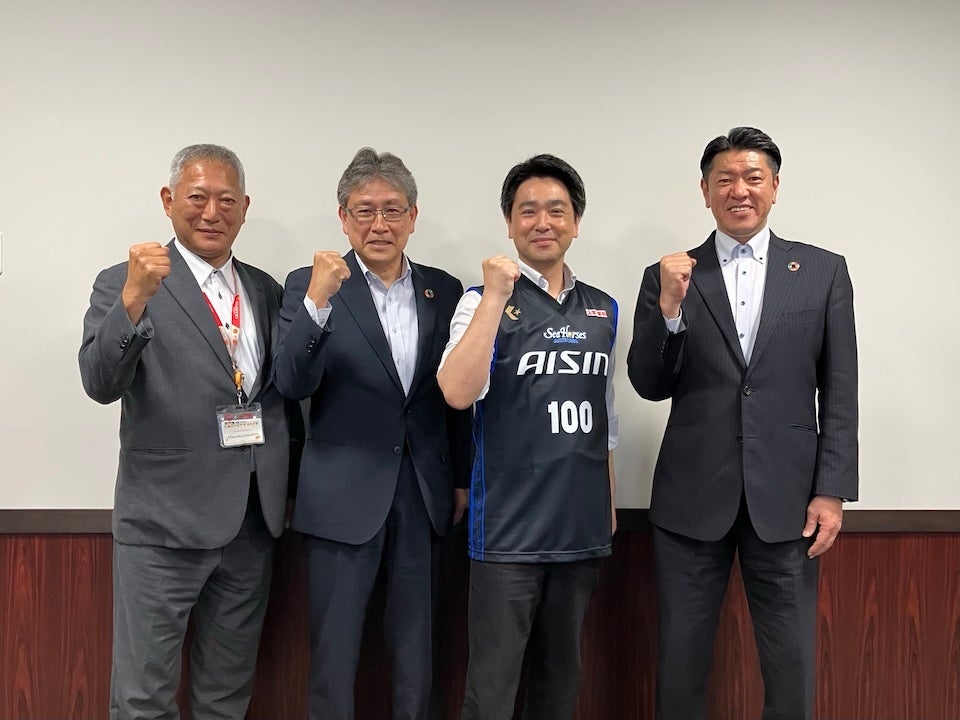 シーホース三河・寺部康弘社長と佐古賢一TDがみよし市を訪問。小山祐市長、増岡潤一郎教育長とスポーツを通じた地域活性化を語る