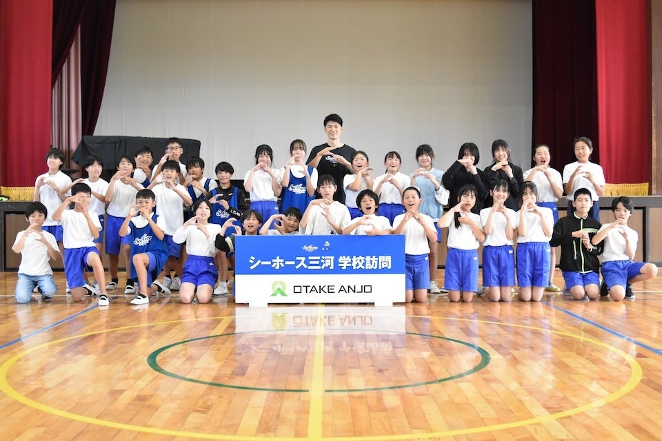 初めてのバスケにも笑顔で挑戦！シーホース三河 #27 石井講祐選手が安城市の小学校を訪問、初心者にも優しい丁寧な指導で競技の魅力を伝える