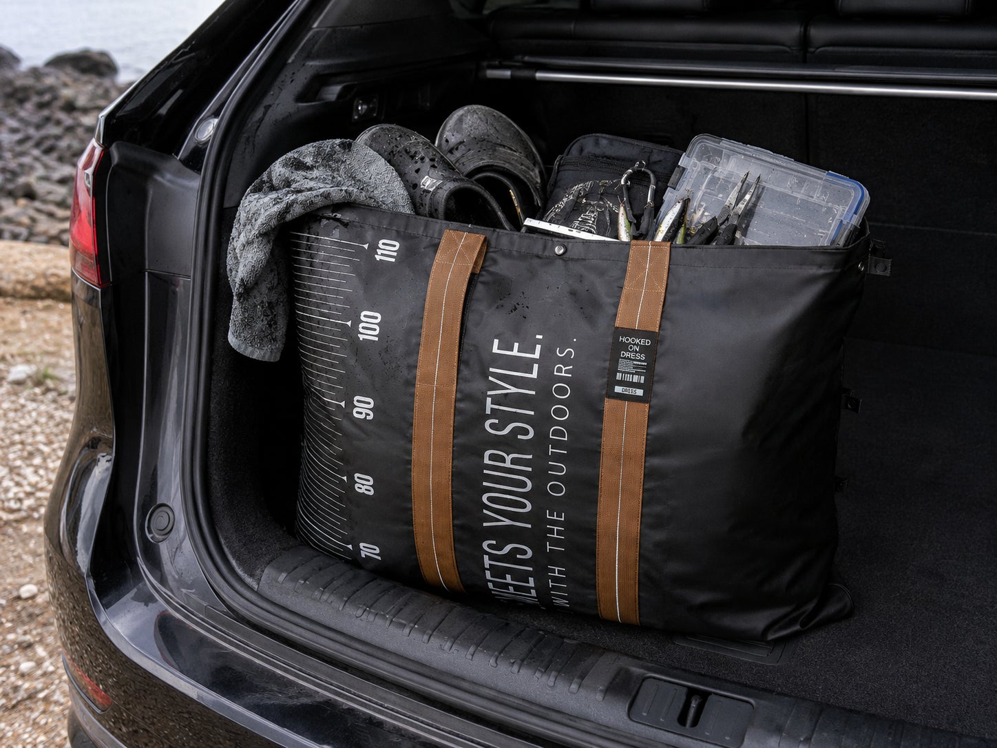 濡れた荷物や汚れた道具、車にどう積む？ トートにもシートにもなる「1枚9役」防水ギア
