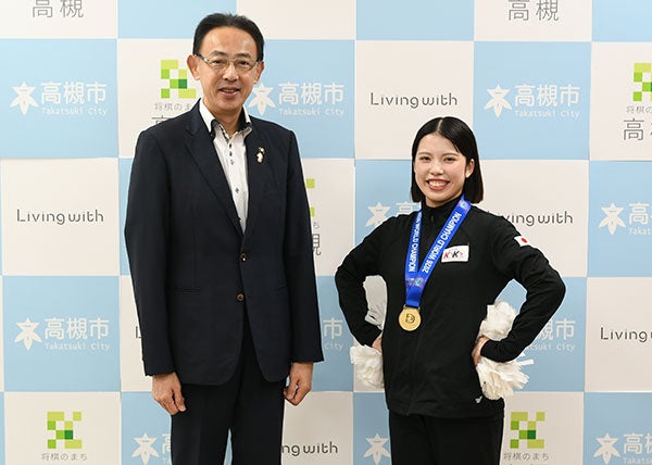 高槻市在住の山崎琴心さんがチアダンスの世界大会優勝を市長に報告
