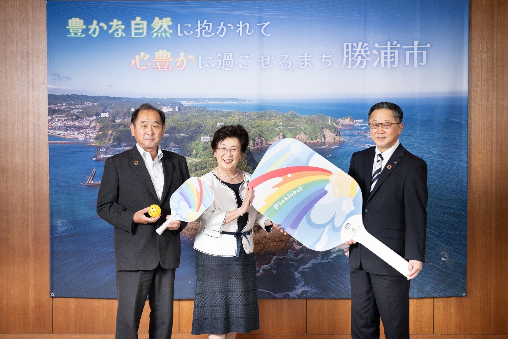 東急リゾートタウン勝浦が勝浦市内の公立小学校へ次世代スポーツ「ピックルボール」用具を寄贈