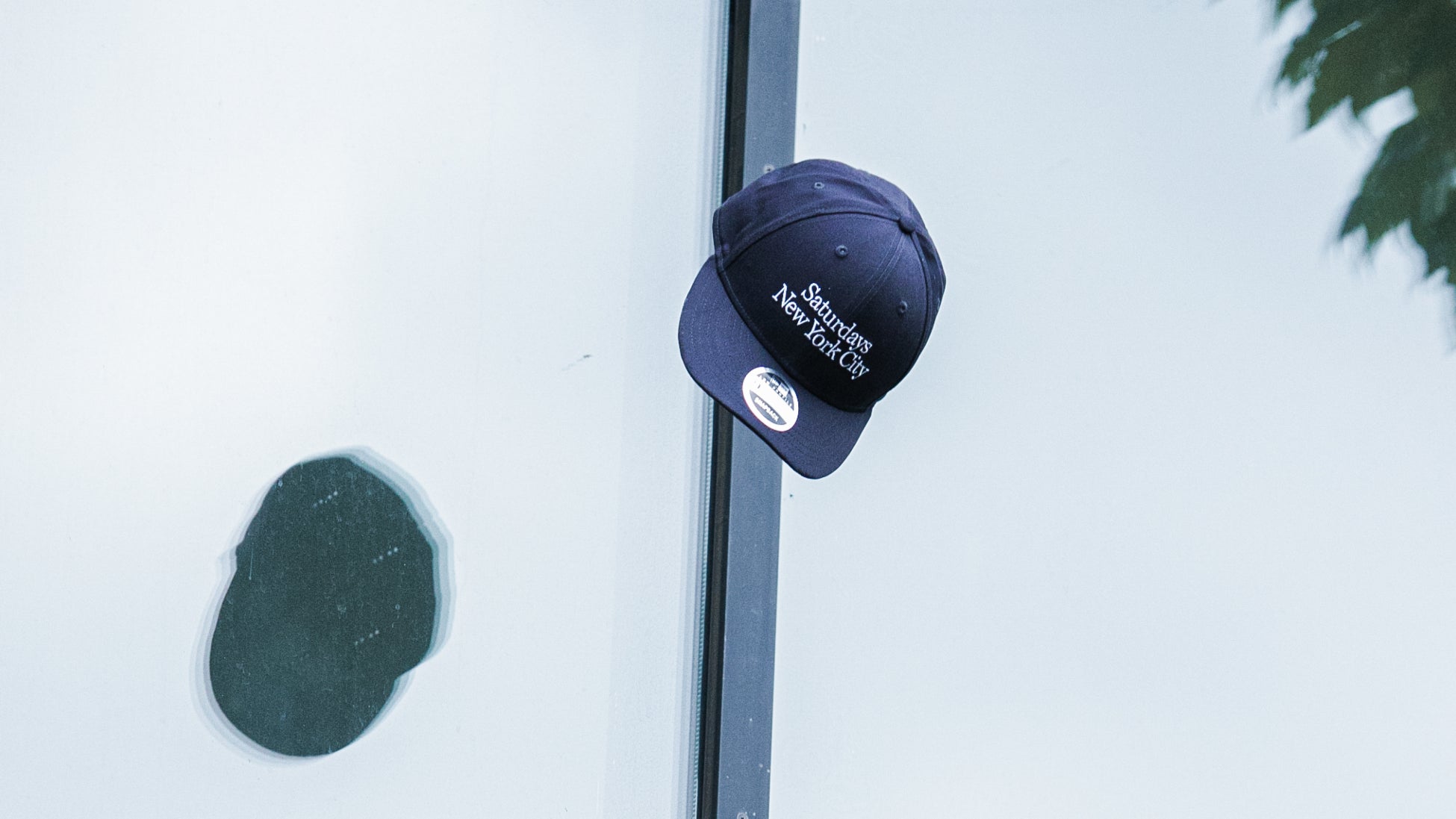 Saturdays NYCがNew Era®とコラボレーション！ブランドを象徴するロゴを配した、プレミアムな別注キャップ2型が新登場。