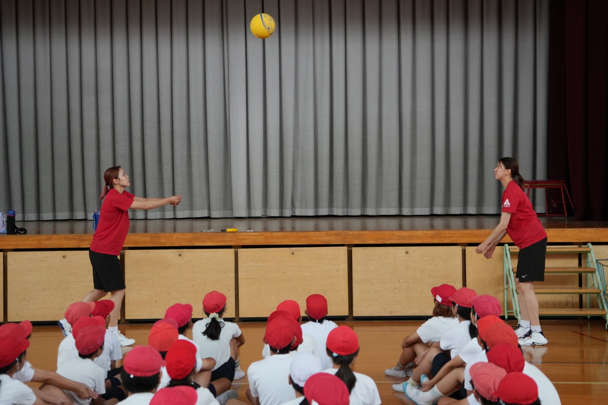 川崎市立古市場小学校でふれあいスポーツ教室を実施／NECレッドロケッツ川崎【バレーボール女子】