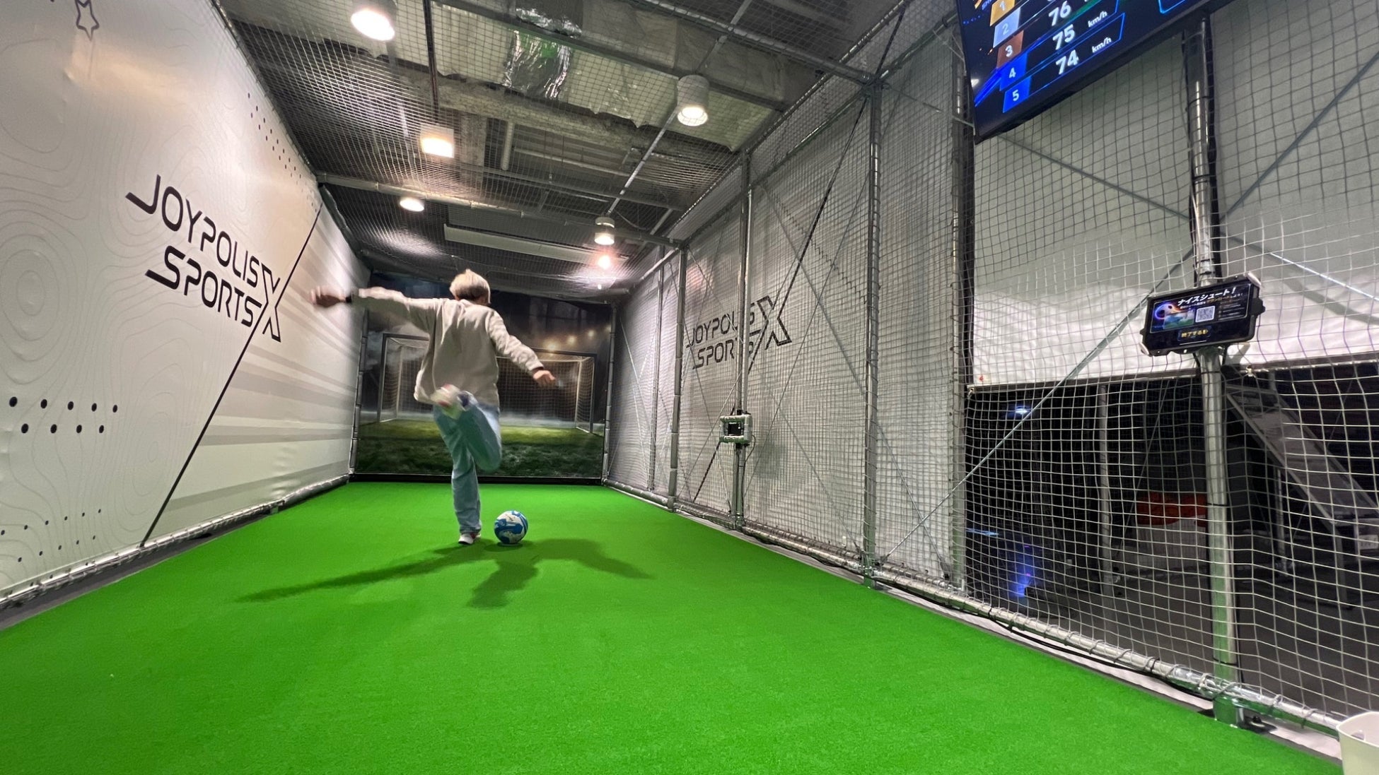 Jリーグで人気のシュート体験「シューソク」が、東京・お台場「ジョイポリススポーツX」に初の常設導入