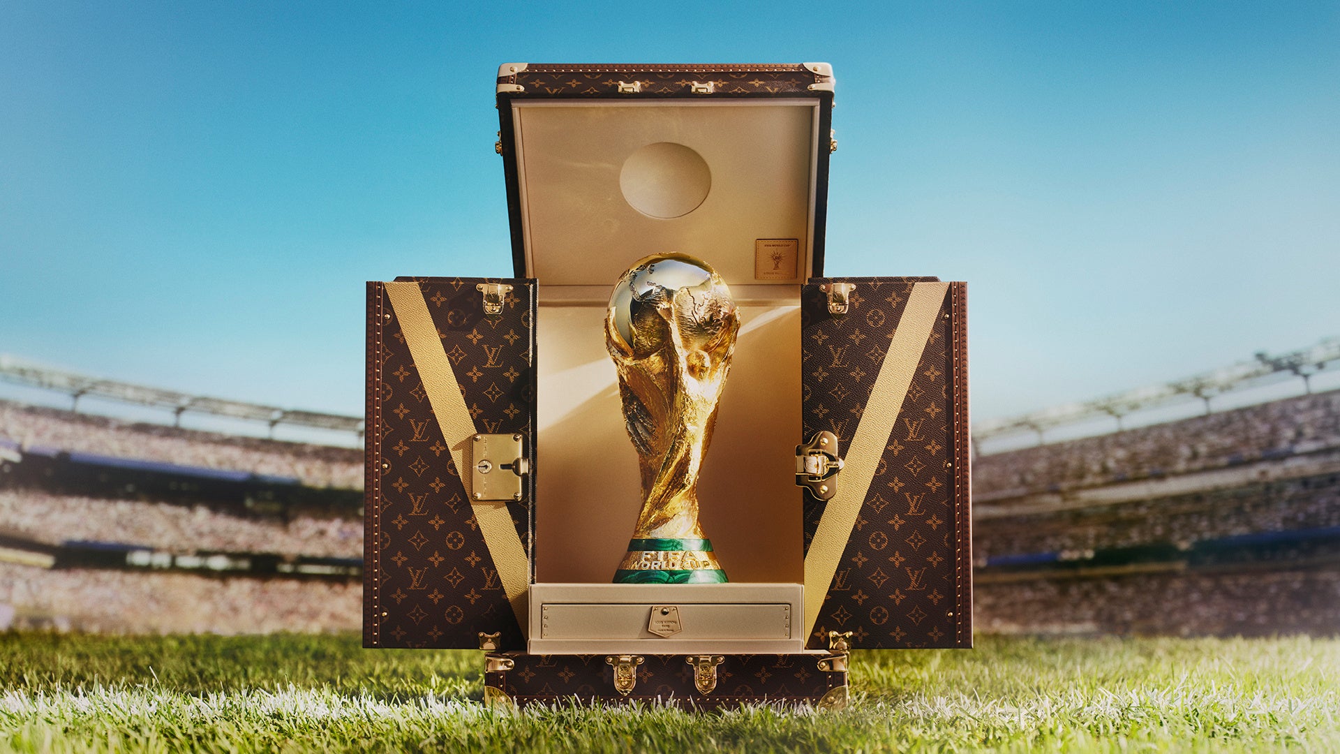 【ルイ·ヴィトン】FIFAワールドカップ2026™のオフィシャル·サプライヤーおよびブランドライセンシーとして特注トロフィー·トランク製作のほか、エクスクルーシブなトランクの限定コレクションも発表